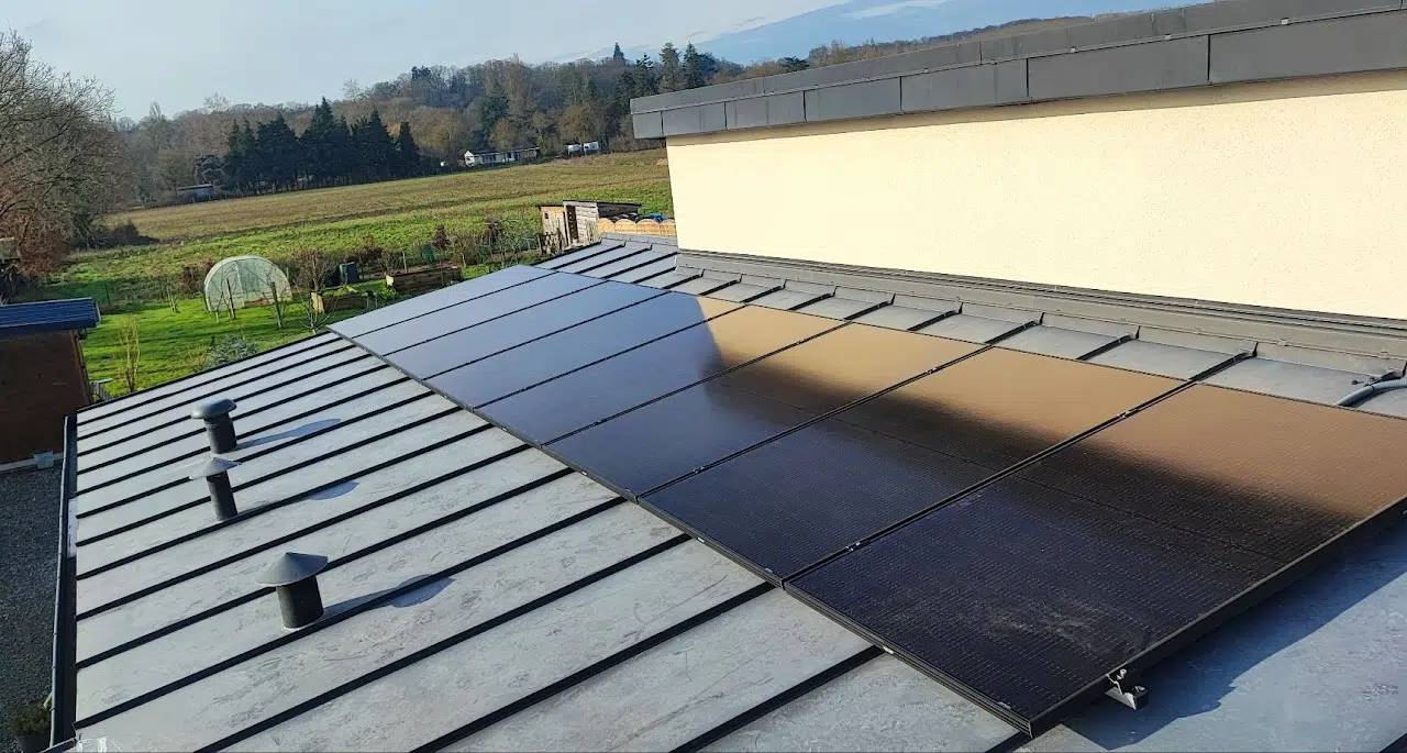 Installation horizontale de panneaux solaires sur toit large