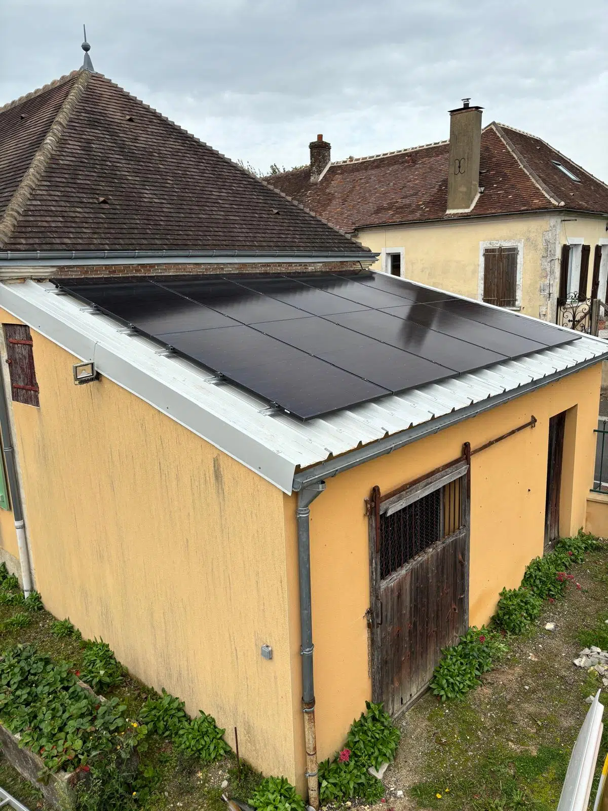 installation photovoltaique sur petite structure orange