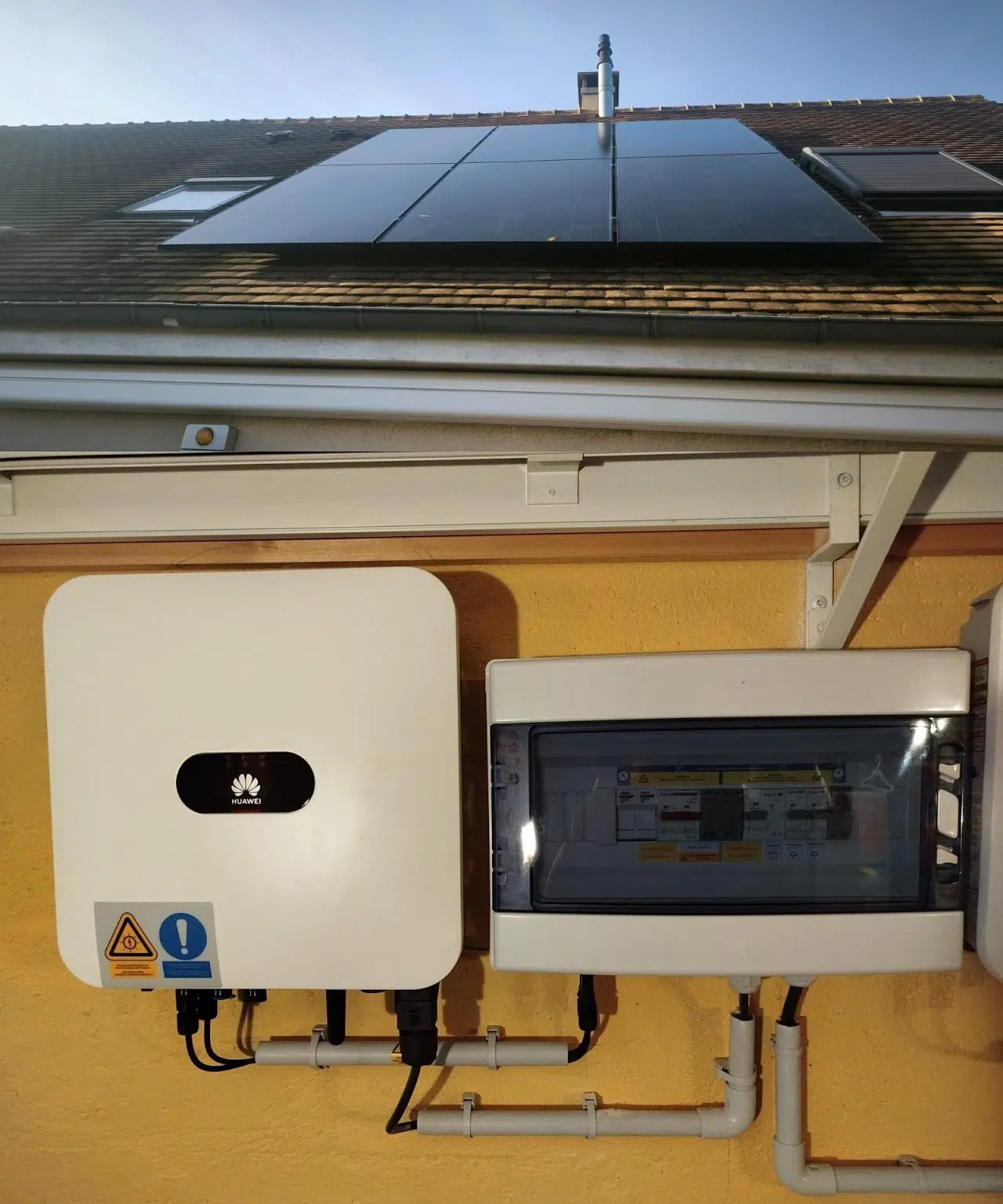 Panneau solaire avec boitier électrique
