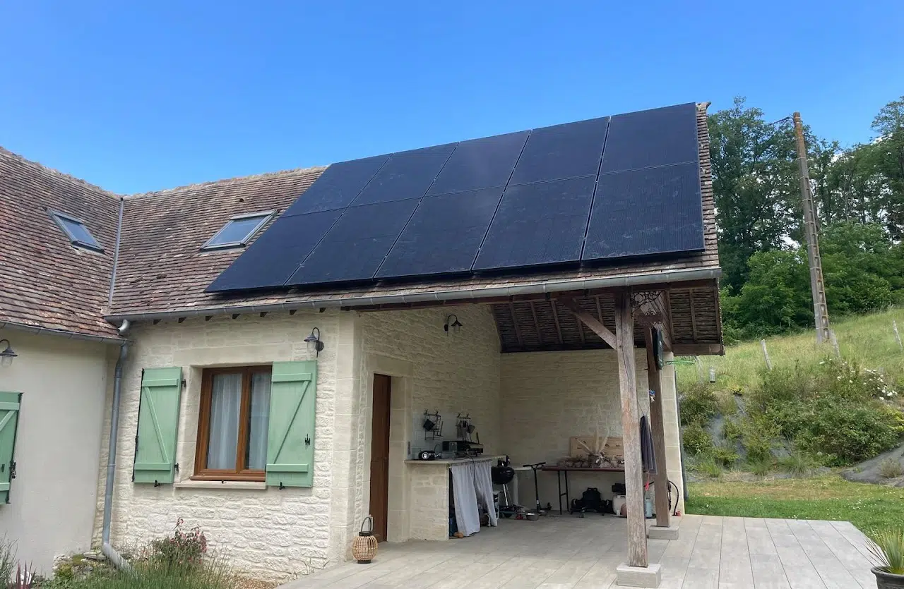 Installation panneaux solaires sur vieille maison avec volets verts